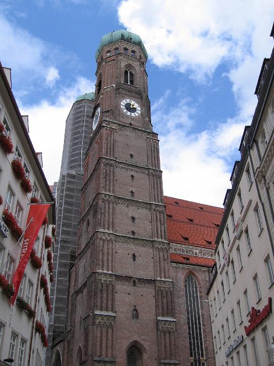 Muenchen 018.jpg - Da Oberbayern wie der ganze südbayerische Raum historisch katholisch geprägt ist, ist die römisch-katholische Kirche auch in München stark vertreten. München ist seit 1821 auch der Sitz des Erzbistums München und Freising.